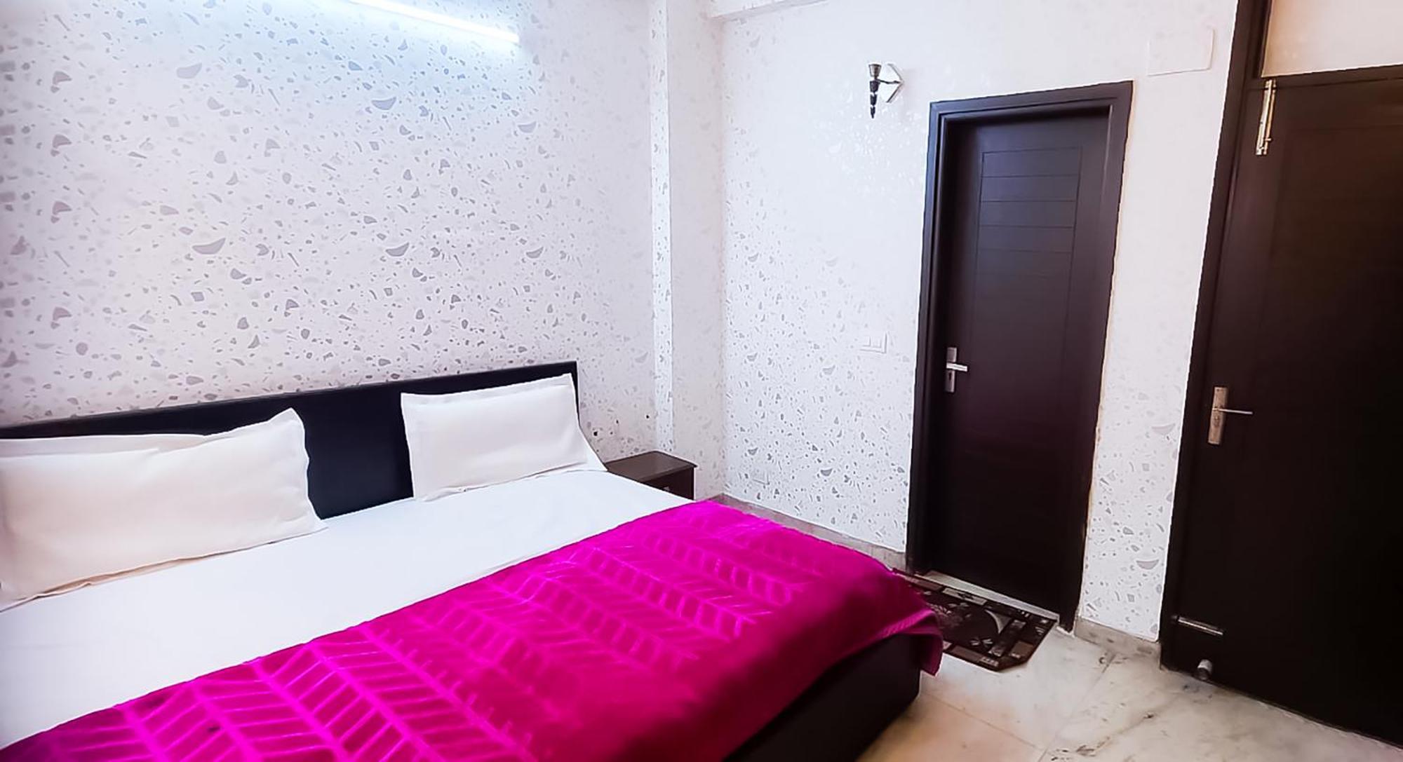 Deluxe Room In Cr Park Yeni Delhi Dış mekan fotoğraf
